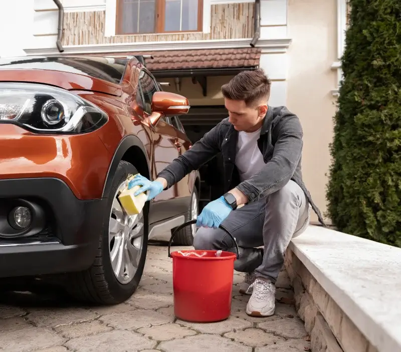Lavage auto à domicile Foameix-Ornel : professionnel intervenant sur un véhicule